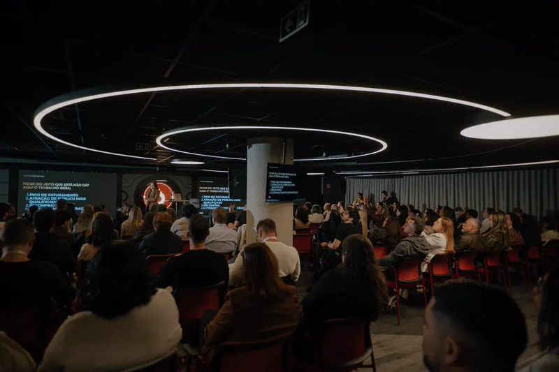 Sala de evento em São Paulo com 170 empresários do ramo gráfico reunidos