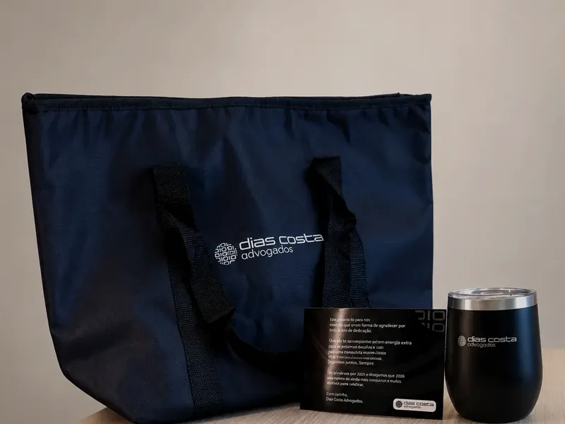 Bolsa térmica, copo e cartão personalizados para empresa