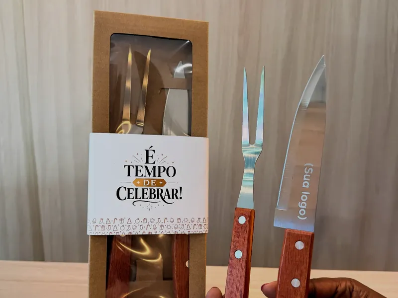 Kit churrasco personalizado em embalagem com faixa de fim de ano